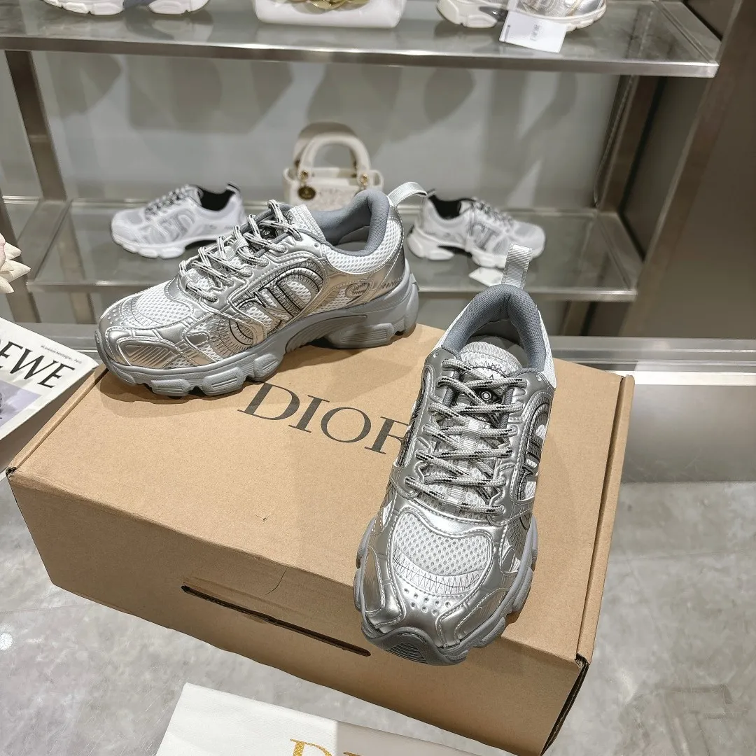 👟👟Ex-factory price 560👟👟 This Dior Chrono sneaker is a new product of the 2024 autumn ready-to-wear series, reinterpreting running shoes with Dior's high-end style. White mesh fabric is paired with nude and silver-toned laminated leather-effect panels, as well as CD logos on the sides, a star patch on the tongue and a Dior logo on the heel. Featuring tri-color laces, a lightweight sole and star embellishments for a casual look all year round. ✅Size: 35-40 ✅Packaging: With counter packaging and Dior outer box